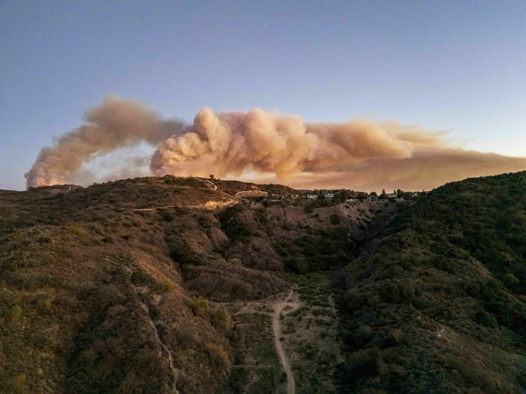 Peste 17.000 de persoane au fost evacuate din California din cauza focului de vegetație. 1 Peste 17000 de persoane au fost evacuate din California din cauza focului de vegetaie