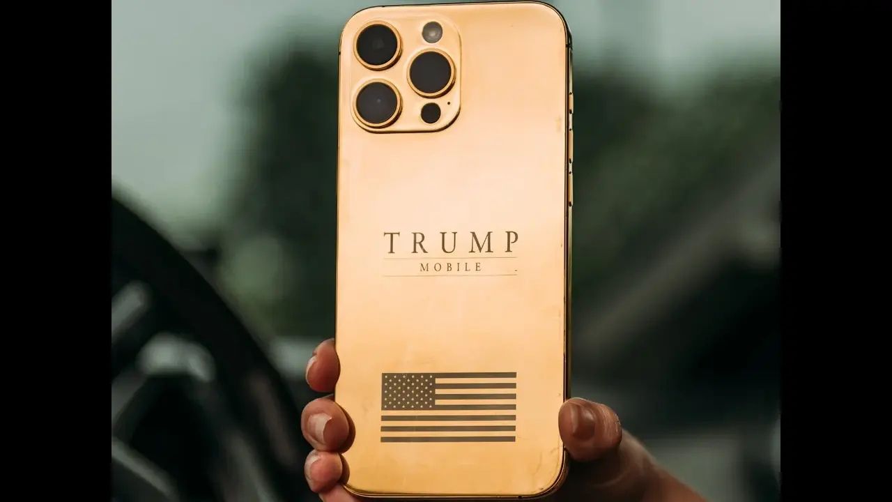 Scandalul telefoanelor de aur ale lui Trump Peste o jumatate de milion de americani au facut comenzi dar de un an nu a fost livrat niciun telefon