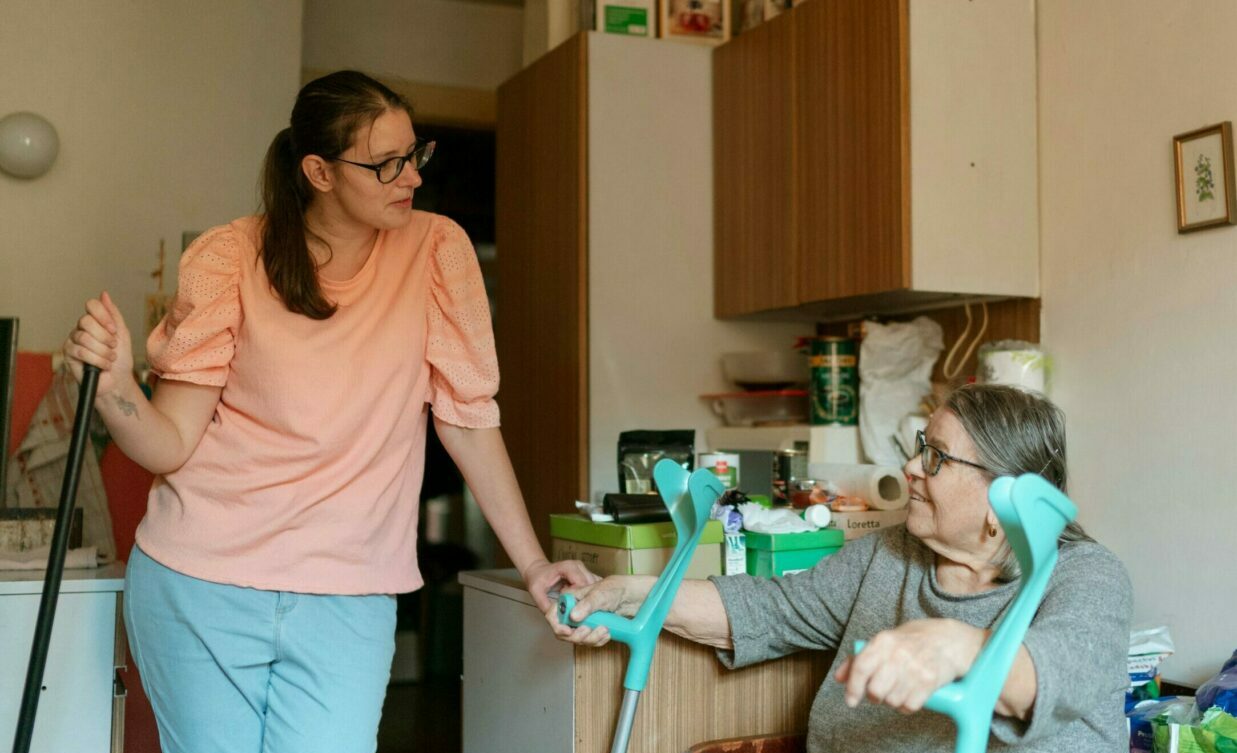 „Statut european pentru îngrijitori”: Pensii și concedii pentru persoanele care au în grijă membrii familiei 1 Statut european pentru ingrijitori Pensii si concedii pentru persoanele care au in grija membrii familiei