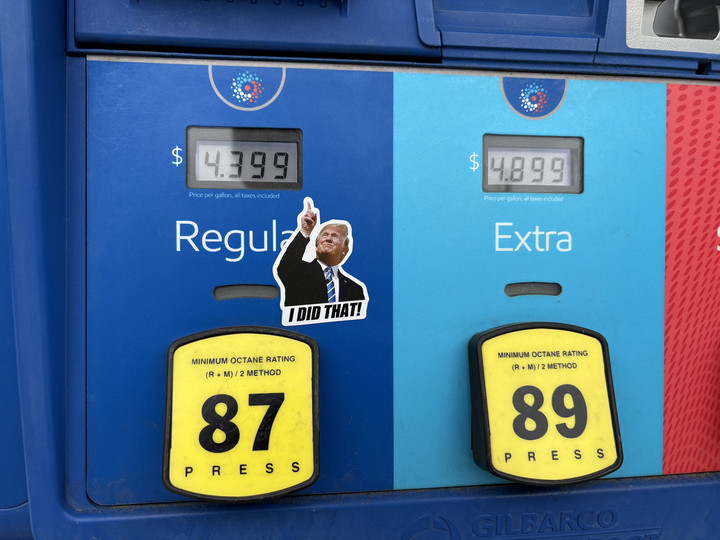 Trump mizeaza pe o criza rapida a petrolului din Iran Expertii prevad dureri prelungite si cresterea costurilor