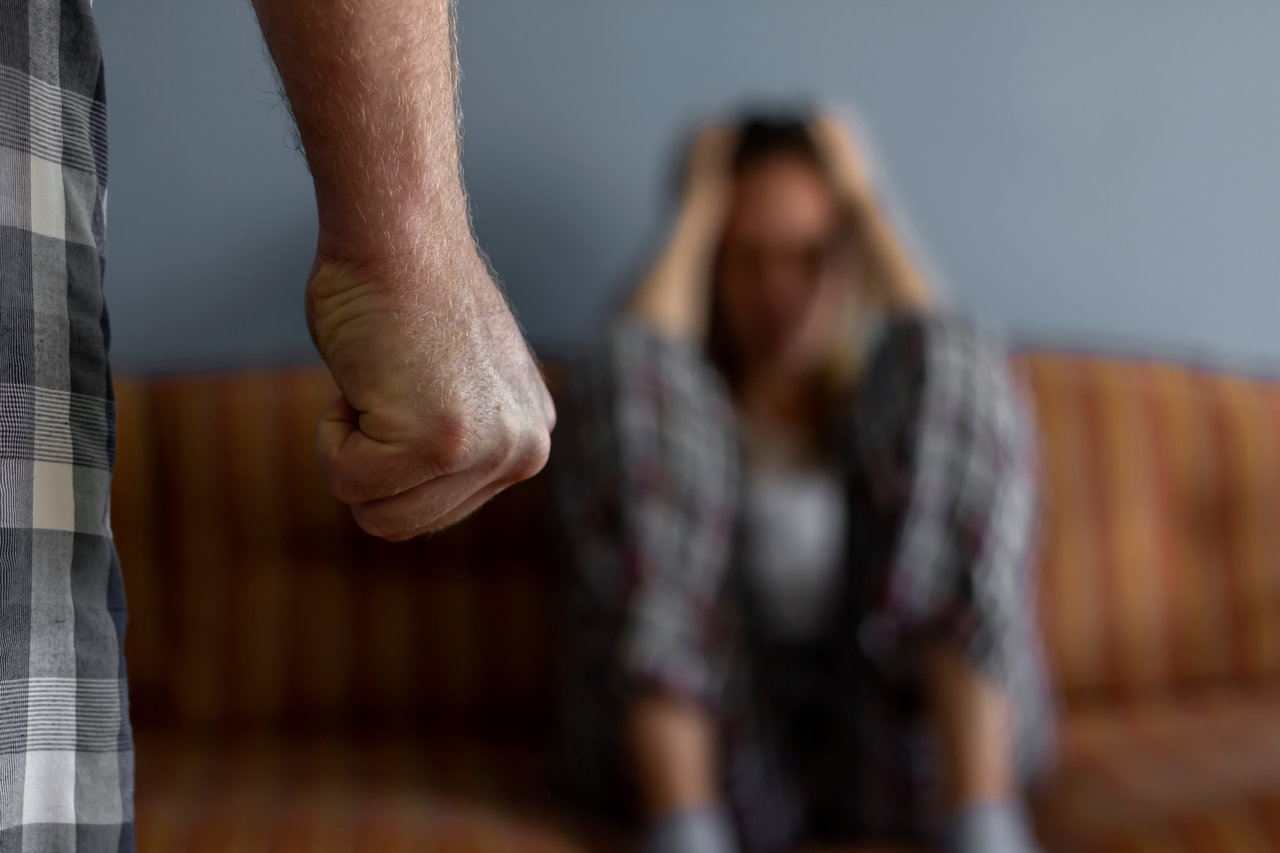 Un bărbat din Cluj și-a traumatizat soția în locuință, fiind băut: Femeia a apelat disperată la 112, iar bărbatul a fost reținut și a primit ordin de protecție. 1 Un barbat din Cluj si a traumatizat sotia in locuinta fiind baut Femeia a apelat disperata la 112 iar barbatul a fost retinut si a primit ordin de protectie