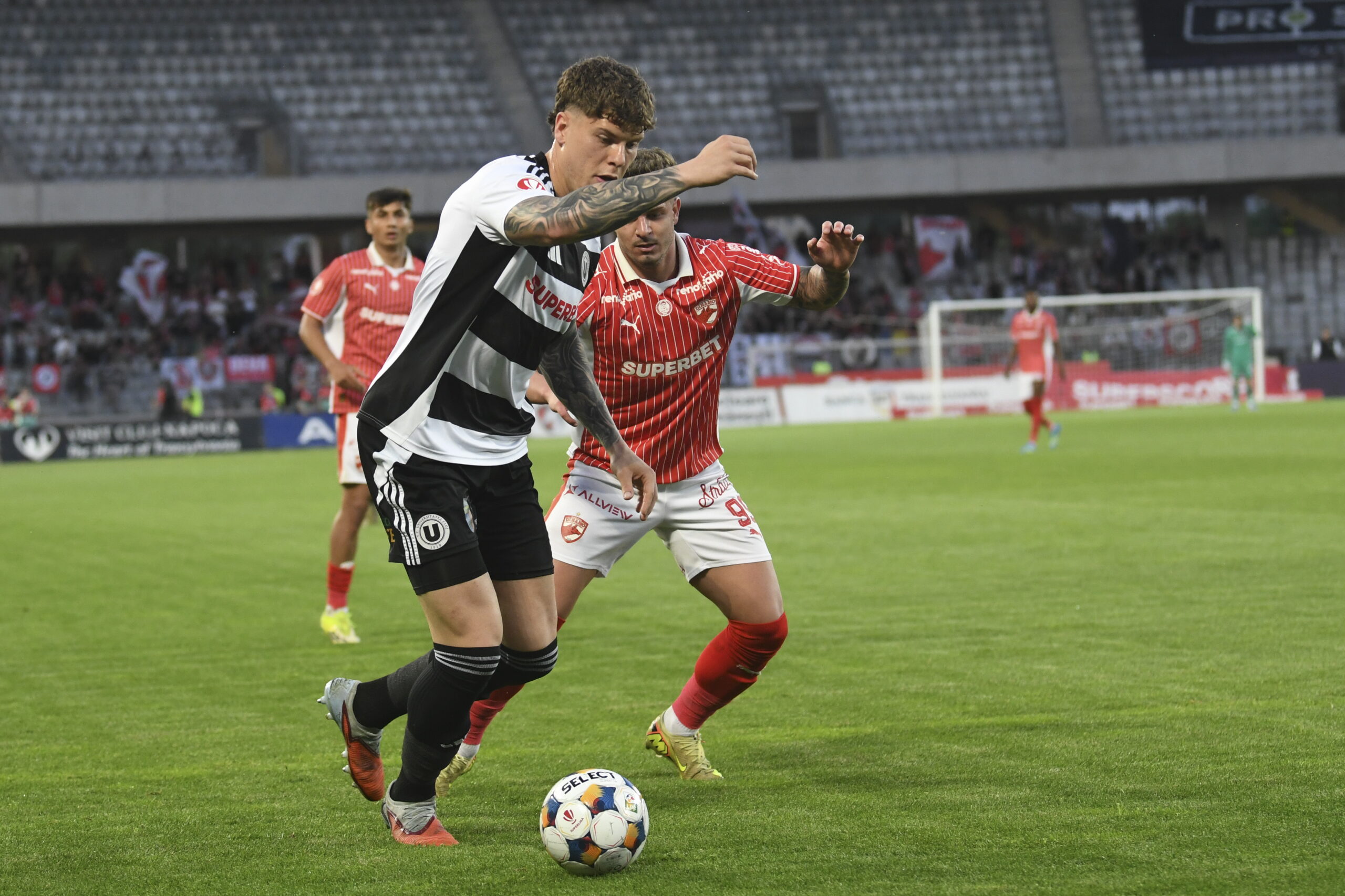 Universitatea Cluj si Dinamo Bucuresti termiaza la egalitate in ultima etapa a play off ului din Superliga de fotbal