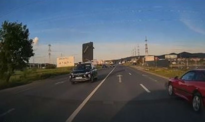 VIDEO Cluj. Cum să NU transpori ceva cu mașina. A căzut cu tot cu suporturi pe mașinile din spate. 1 VIDEO Cluj Cum sa NU transpori ceva cu masina A cazut cu tot cu suporturi pe masiniile din spate