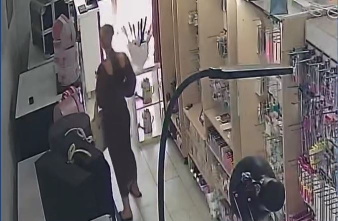 VIDEO La Cluj femeile elegante pot fura fara ezitare Ce a sustras o tanara dintr un magazin A fost surprinsa de camerele de supraveghere