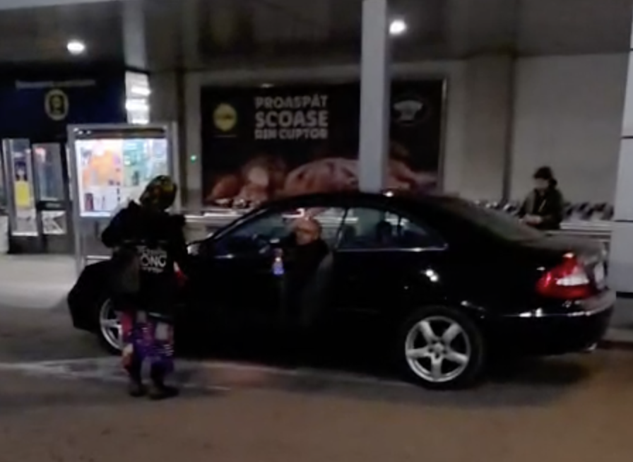 VIDEO Parcarea unui magazin din Cluj aglomerata de cersetori Oamenii se simt hartuiniti iar securitatea nu intervine Am sunat la politie