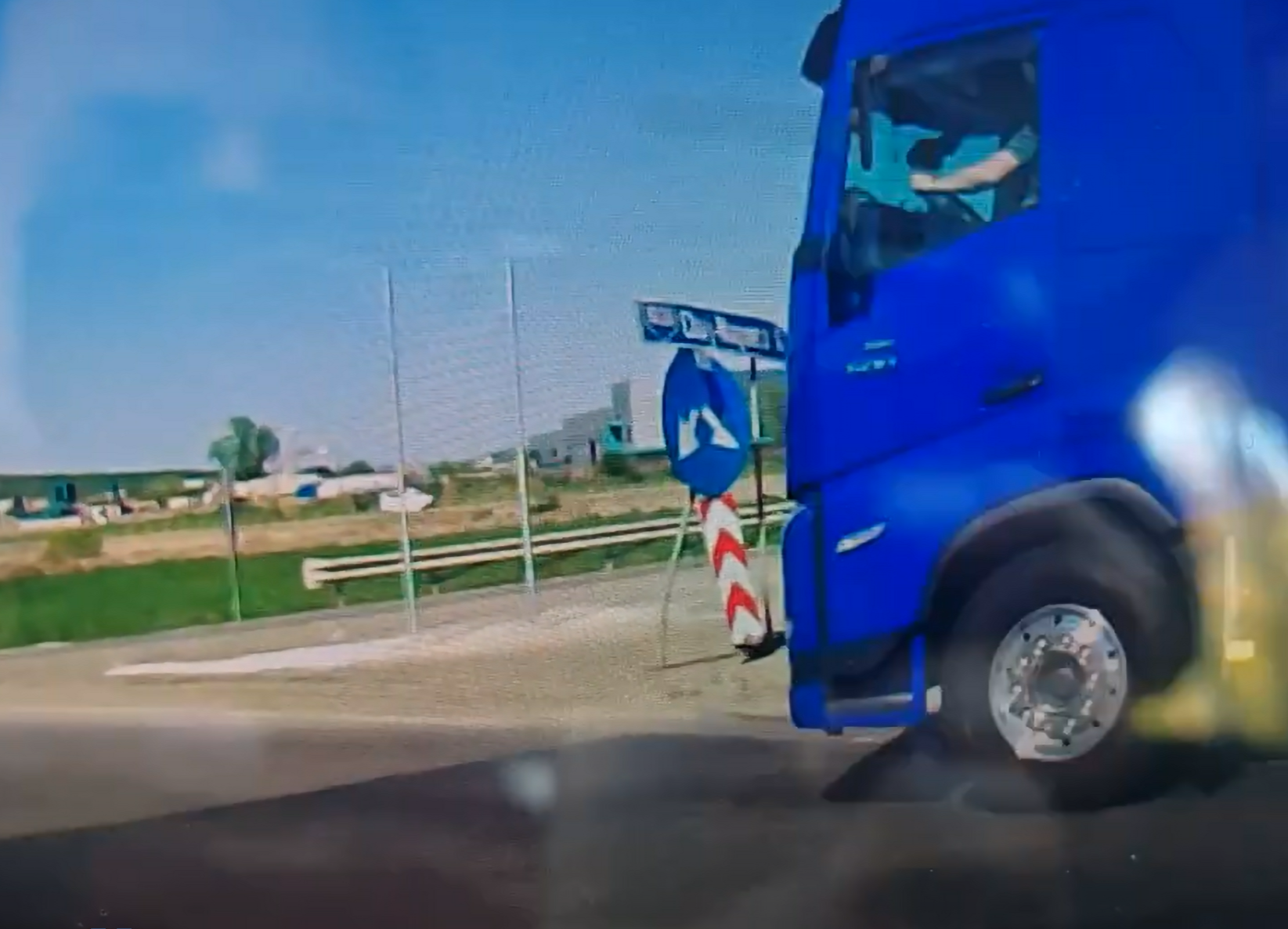 VIDEO Un sofer de TIR intra cu viteza in sensul giratoriu din Cluj si loveste un clujean Daca nu franam eram mort