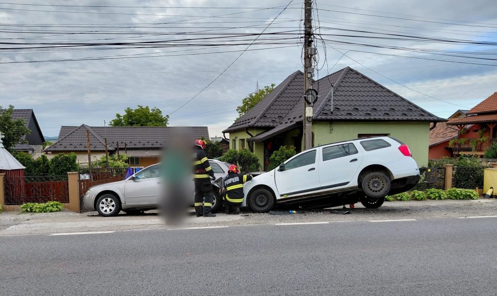 accident grav in cluj un sofer a ramas prins in masina dupa ce a ciocnit un automobil parcat