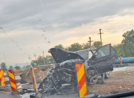 accident in aceasta dimineata in zona vivo cluj un bmw a lovit un parapet din beton in apropierea lucrarilor cinci persoane au fost ranite
