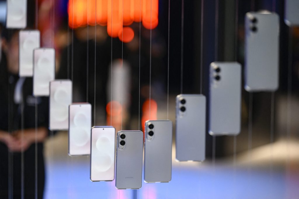 anxietatea digitala a romanilor verificam bateria telefonului de zeci de ori pe zi si ne panicam cand scade sub 30
