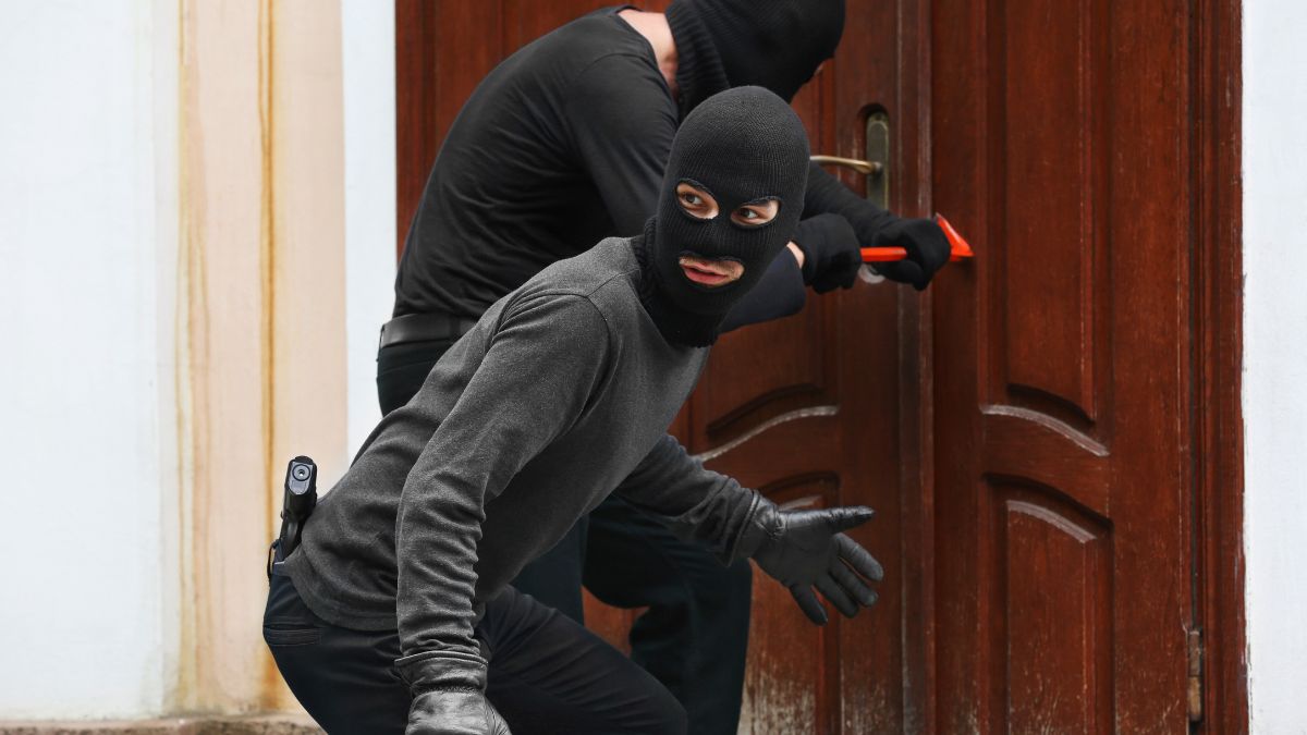 doi minori si un adult din cluj au pradat patru locuinte intr o singura noapte nu au lasat nimic in urma furand de la rotopercutoare pana la muraturi