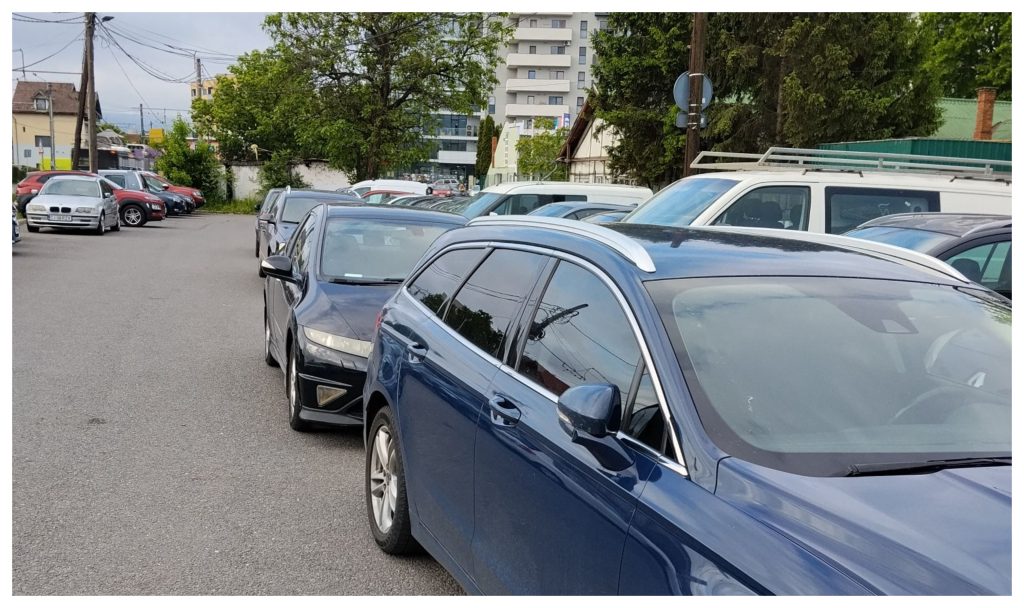 haos intr o parcare din cluj napoca patru soferi au blocat complet accesul vehiculelor
