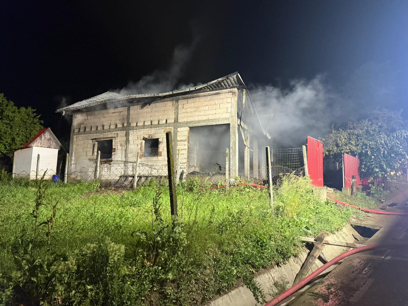 Incendiu devastator în Galați după ce o casă a fost lovită de un fulger. 1 incendiu devastator in galati dupa ce o casa a fost lovita de un fulger