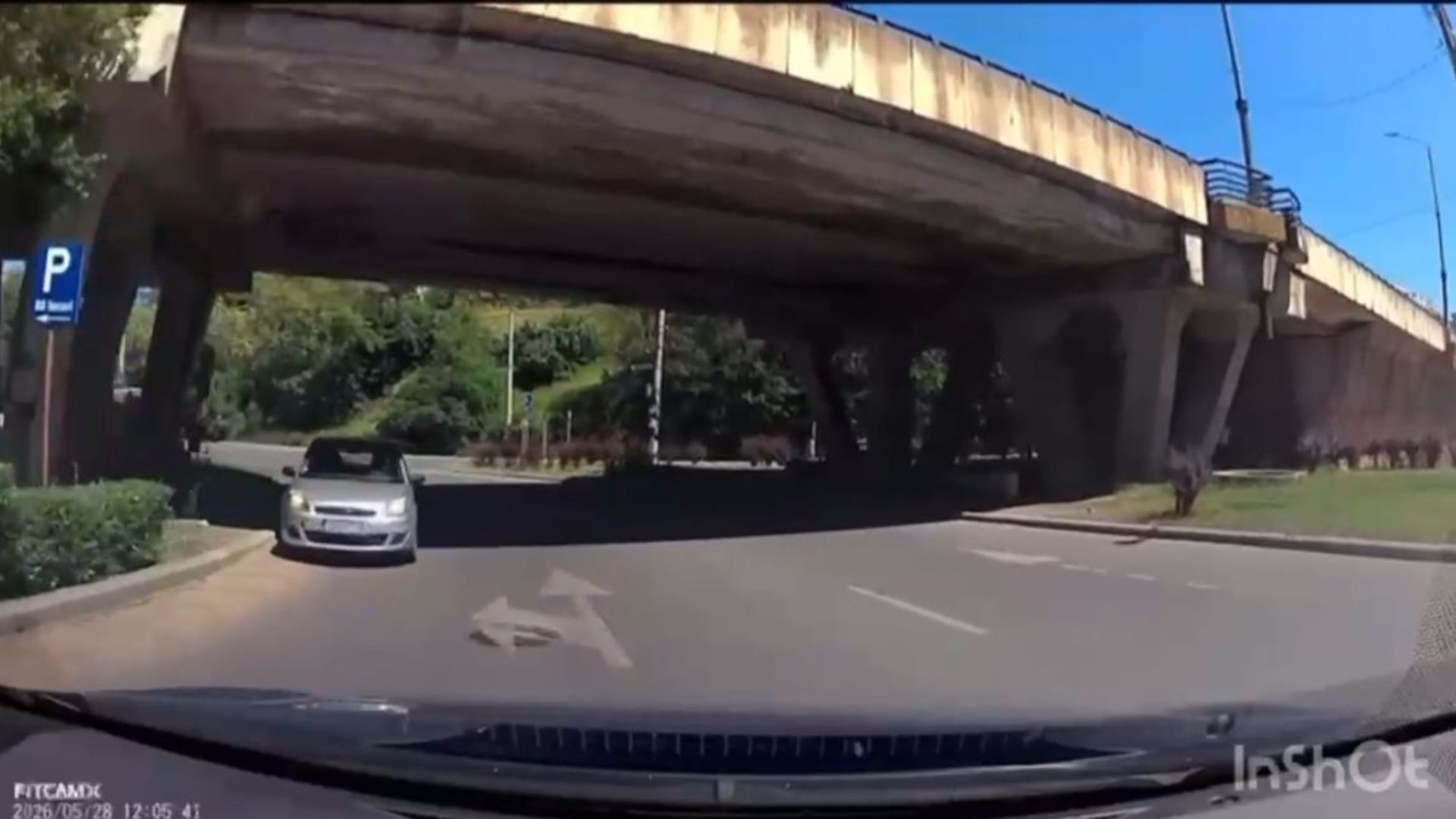 video trafic perturbat in cluj sub podul calvaria un sofer pierdut a intrat pe contrasens punand in pericol intreg traficul omul este in anglia