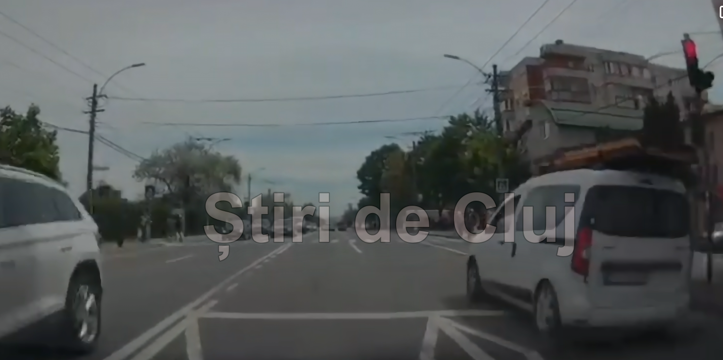VIDEO. Un șofer iresponsabil a trecut pe roșu și a fost aproape să lovească mai mulți pietoni pe strada Aurel Vlaicu din Cluj: „Roșu la semafor e pentru proști?!” 1 video un sofer iresponsabil a trecut pe rosu si a fost aproape sa loveasca mai multi pietoni pe strada aurel vlaicu din cluj rosu la semafor e pentru prosti
