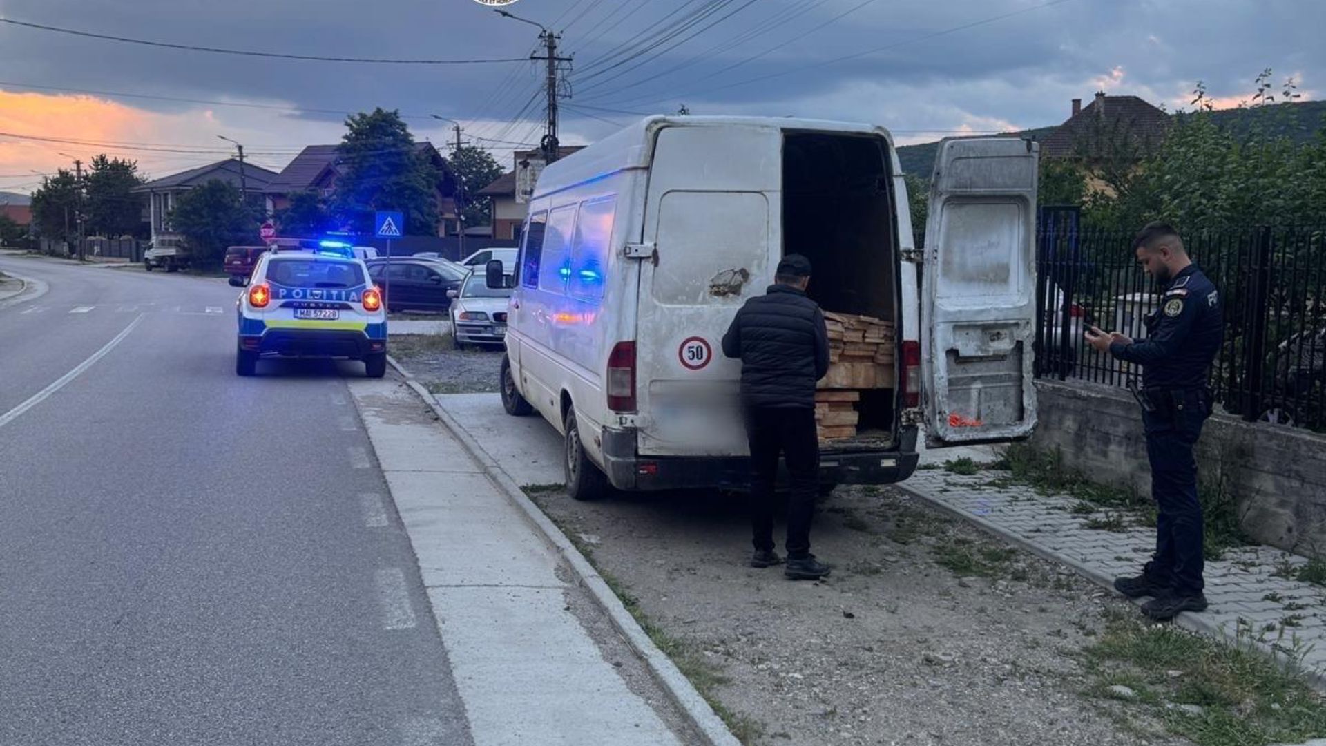 A fost prins transportand lemn fara acte pe drumurile din Cluj Un barbat de 60 de ani din Floresti a ramas fara marfa si a fost sanctionat cu o amenda considerabila