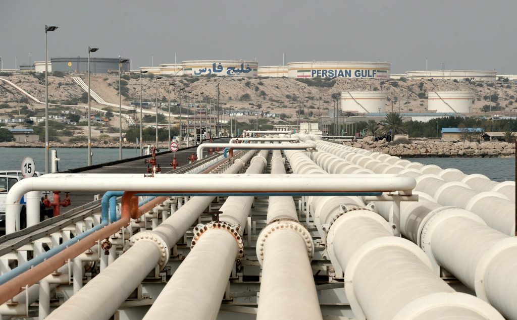Bloomberg UE analizeaza suspendarea plafonului de pret pentru petrolul rusesc in contextul razboiului din Iran