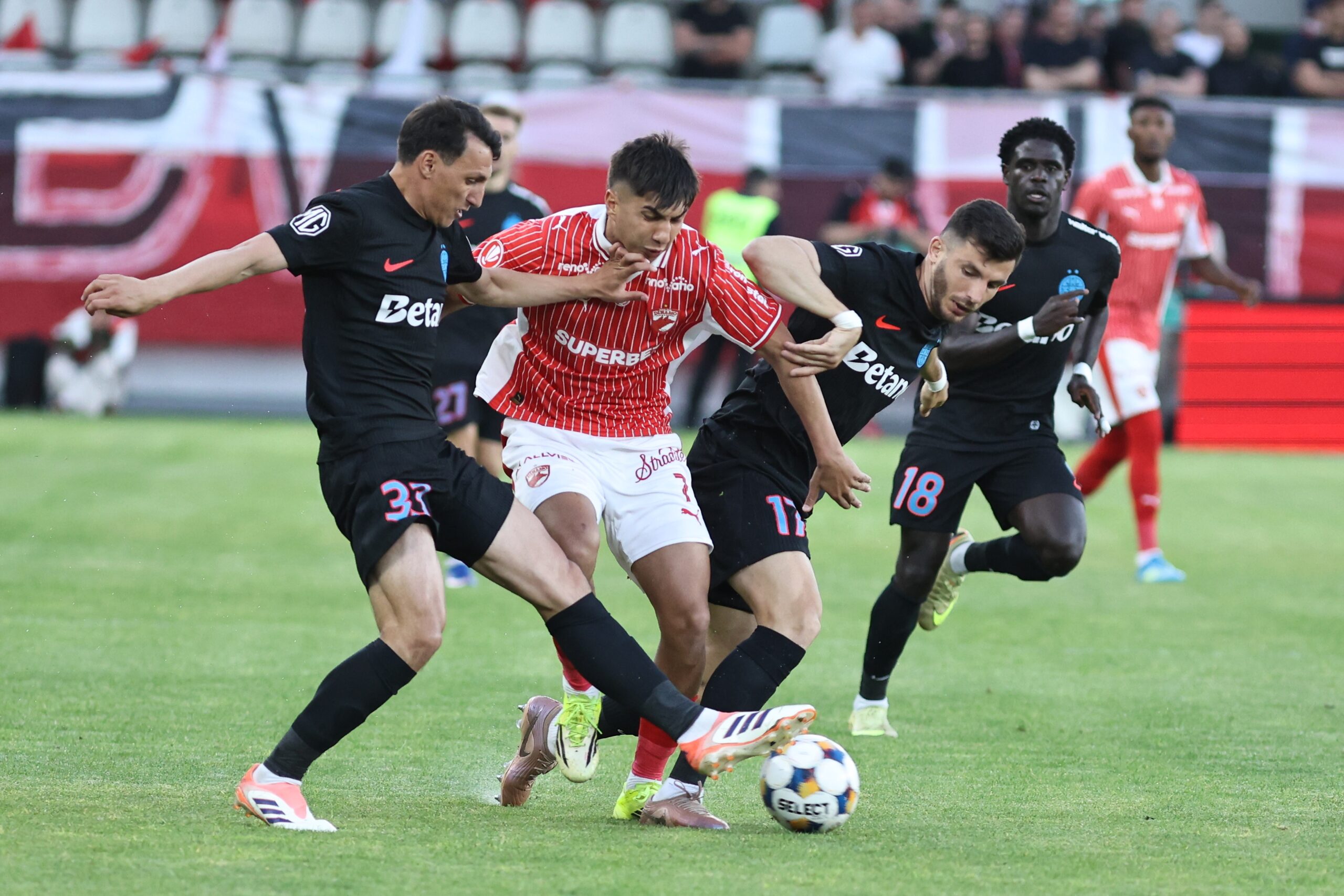 Bursa Transferurilor Plecari surprinzatoare la Dinamo Patru jucatori parasesc Corvinul Hunedoara dupa promovarea in Superliga