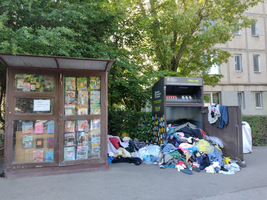 Civilizatie de cinci stele in Cluj Napoca Un container pentru haine a fost distrus iar textilele au fost imprastiate pe jos