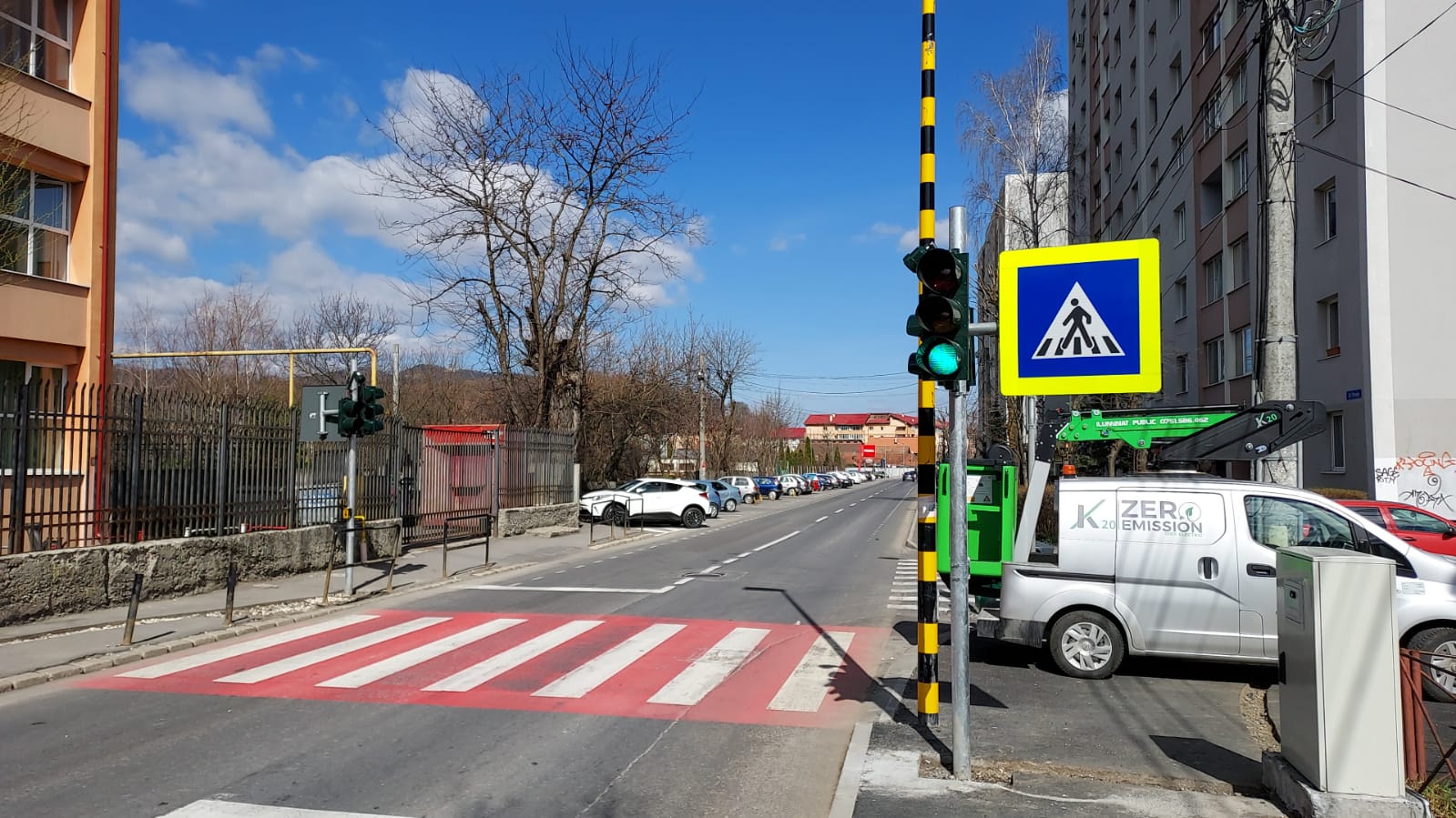 Clujean aproape accidentat pe trecerea de pietoni dintr un complex din Cluj Napoca Nici urmasi de frana Ce facea soferita cand se afla la doar doi pasi de el
