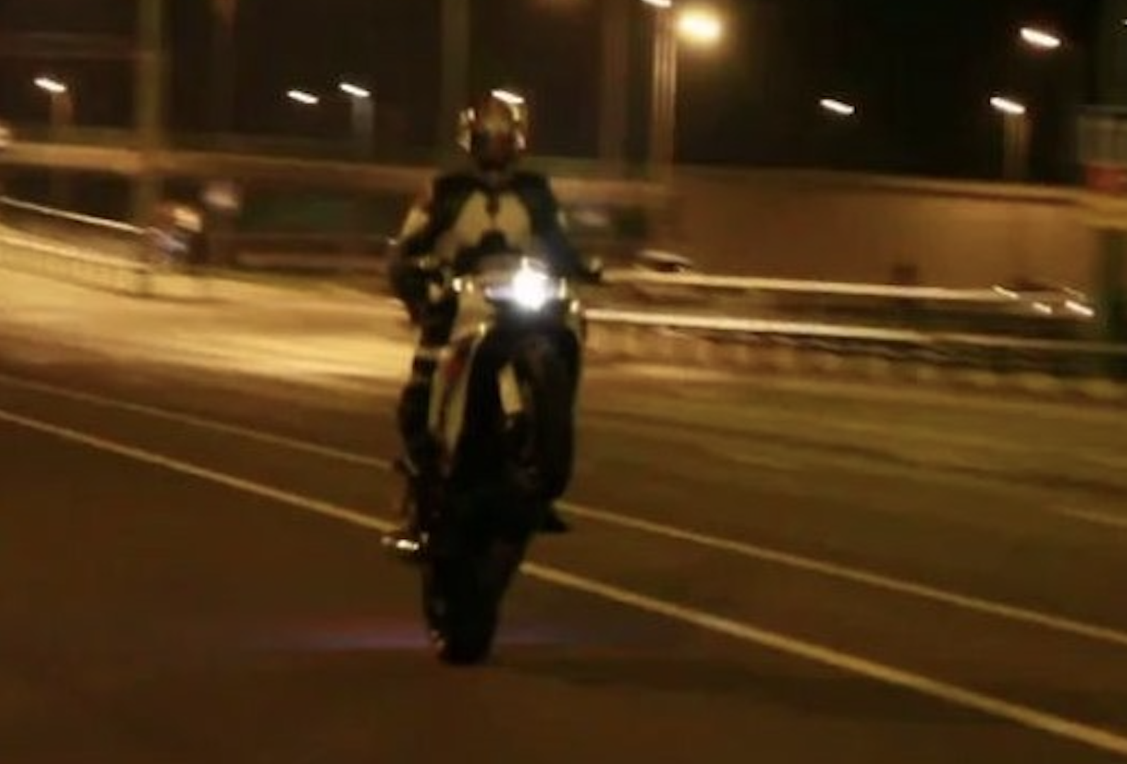 Clujenii nu pot sa doarma din cauza motociclistilor care fac zgomot cu motoarele noaptea pe strazile rezidentiale Sunt si copii mici la acea ora