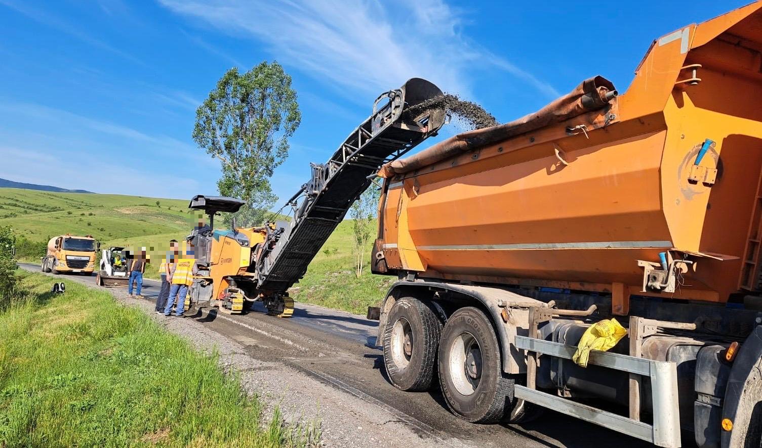 DRDP Cluj reabilitează drumurile cu resurse interne: lucrări pe Varianta de Ocolire Baia Mare și DN 1J Cluj, folosind asfalt fabricat în stația proprie 1 DRDP Cluj reabiliteaza drumurile cu resurse interne lucrari pe Varianta de Ocolire Baia Mare si DN 1J Cluj folosind asfalt fabricat in statia proprie