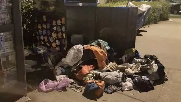 Haine imprastiate pe strazile din Cluj Napoca dupa vandalizarea punctelor de colectare