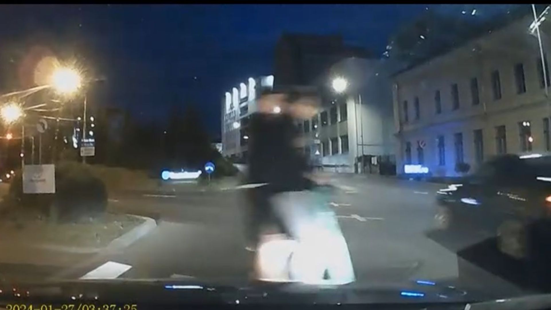 Imagini socante in Cluj Napoca Doi adolescenti au trecut ca vantu pe o trotineta electrica fix pe trecerea de pietoni Inconstienti