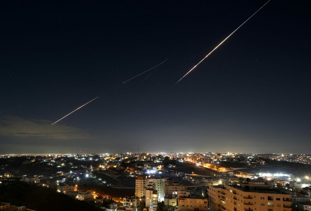 Iranul lanseaza rachete catre Israel prima reactie directa dupa armistitiul din aprilie Axios Israelul intentioneaza sa riposteze Trump a fost informat
