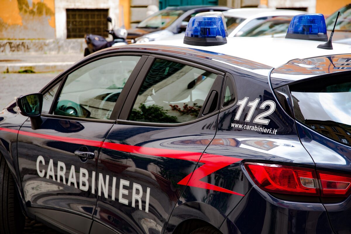 Italia Patru persoane au decedat in urma incendiului unui automobil Politia a arestat doua persoane suspectate de comiterea crimei