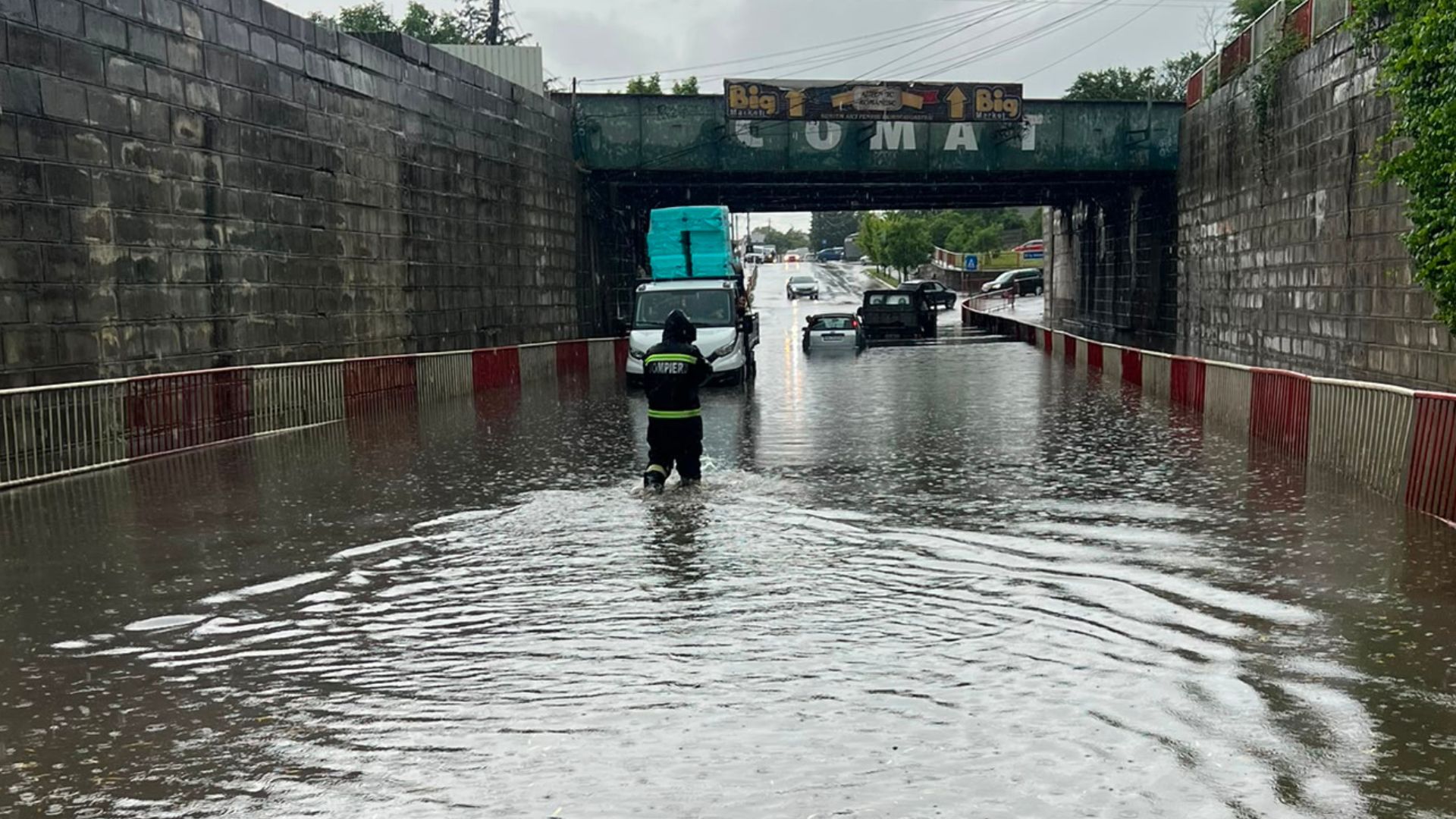 Mai multi soferi blocati in pasajul din Focsani din cauza ploilor care au provocat distrugeri in Vrancea