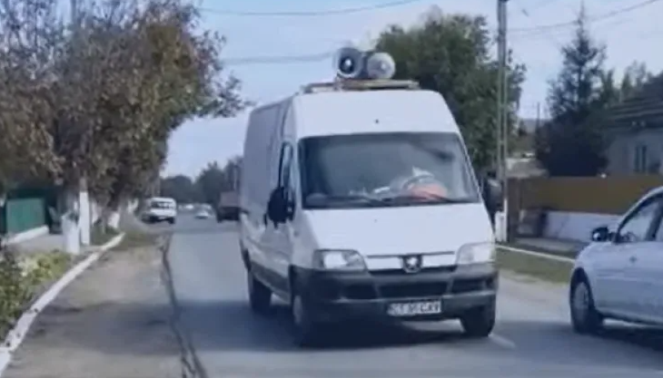 O dubă care circulă prin Cluj-Napoca cu megafonul dat la maximum îi deranjează pe clujeni: „Ce-ar fi să ne promovăm toți afacerile în acest mod?” 1 O duba care circula prin Cluj Napoca cu megafonul dat la maxim ii deranjeaza pe clujeni Ce ar fi sa ne promovam toti afacerile in acest mod
