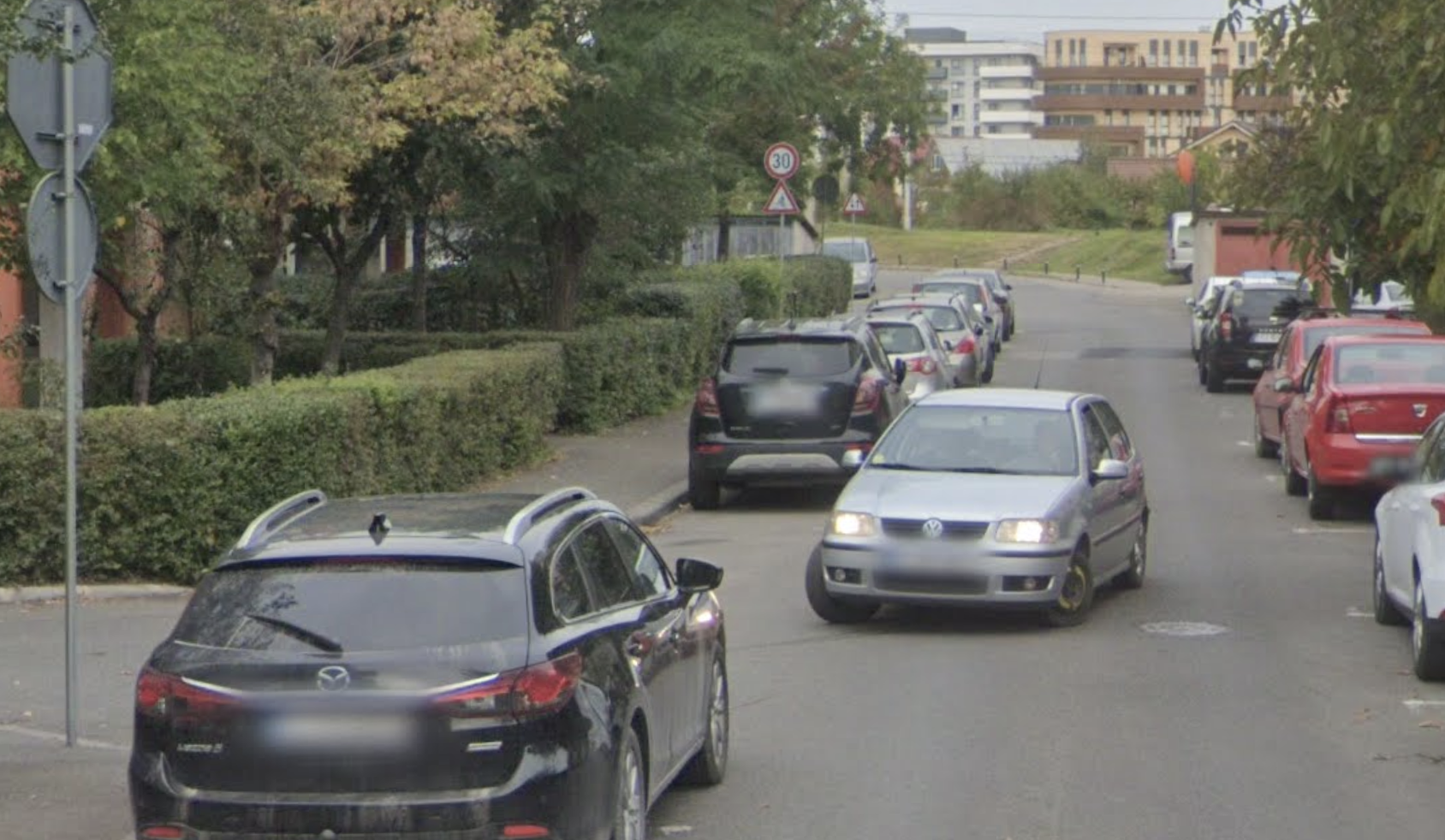 Parcarea unui bloc din Cluj, coșmarul unui întreg cartier: Haos la intrare, mașini zgâriate și riscul ca pompierii să nu ajungă la timp 1 Parcarea unui bloc din Cluj cosmarul unui intreg cartier Haos la intrare masini zgariate si riscul ca pompierii sa nu ajunga la timp