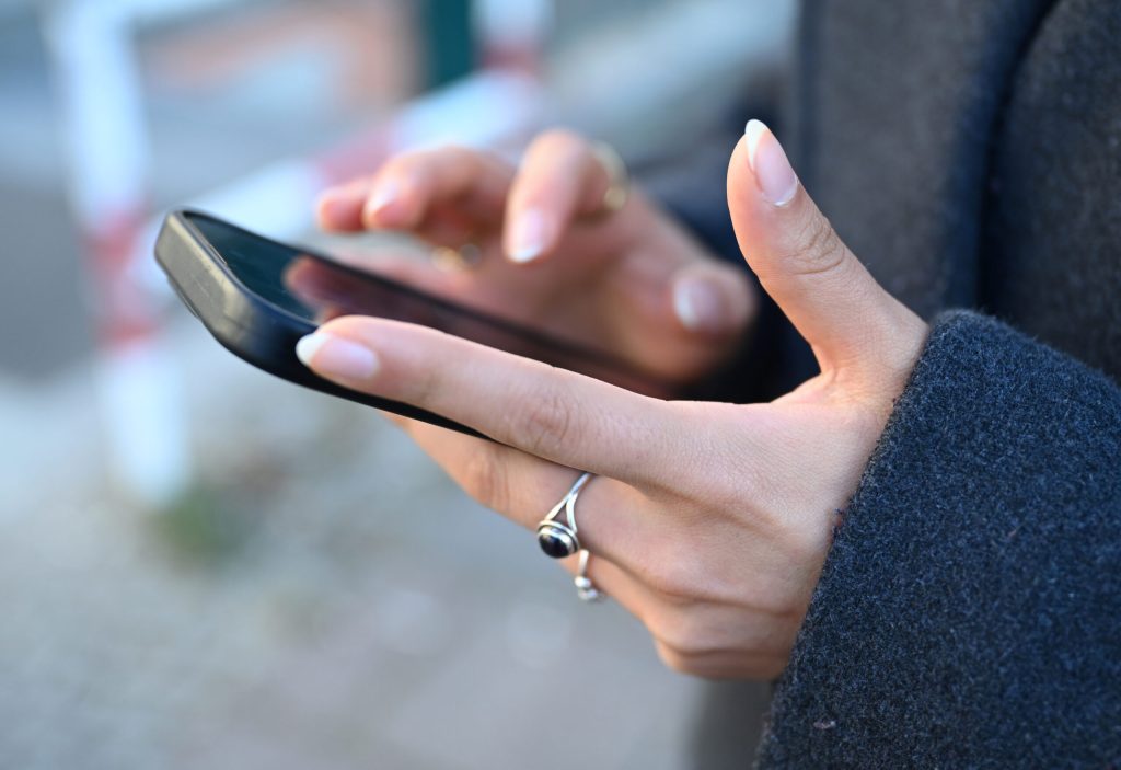 Părinții, sfătuiți să evite utilizarea telefoanelor în fața copiilor. Avertismentul din Suedia. 1 Parintii sfatuiti sa evite utilizarea telefoanelor in fata copiilor Avertismentul din Suedia