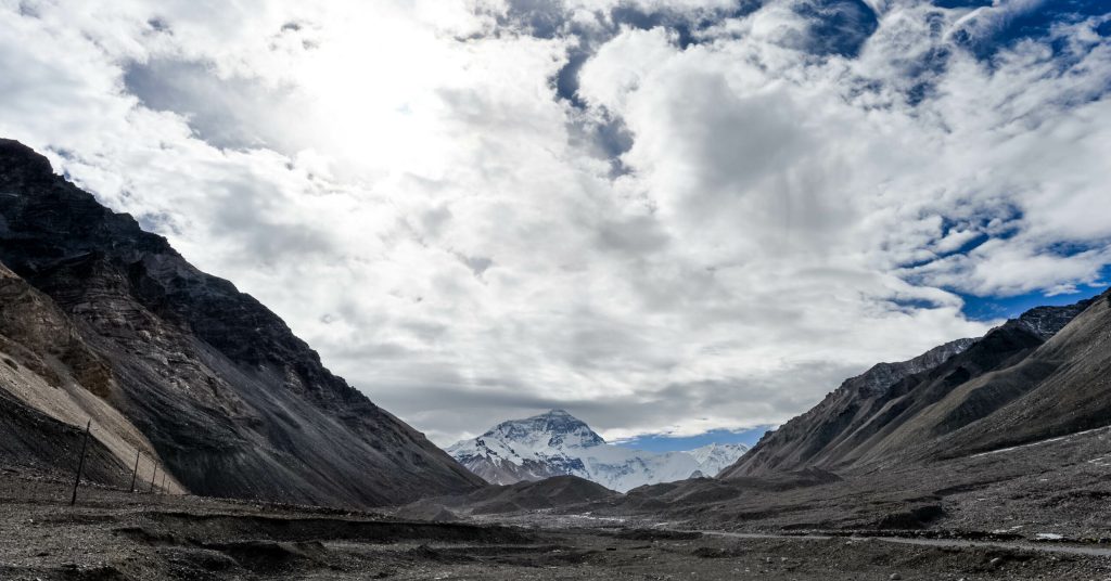 Record pe Everest Peste 1000 de alpinisti au ajuns pe acoperisul lumii intr un singur sezon