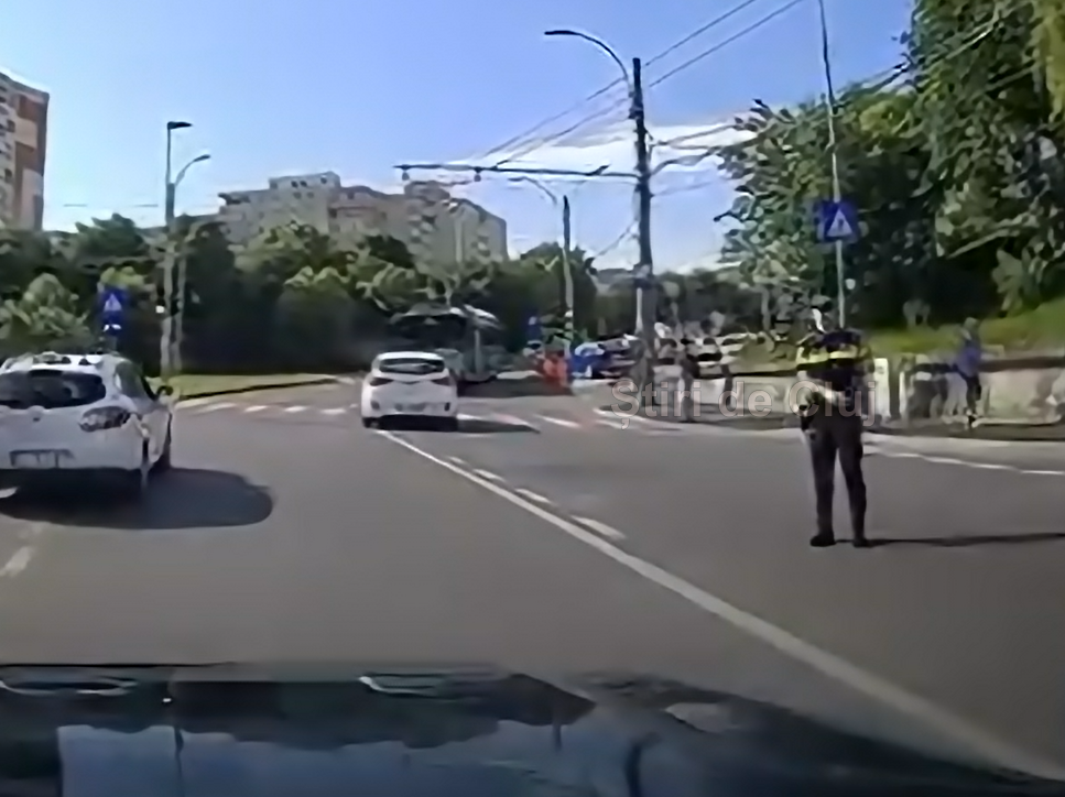 VIDEO Biciclist ranit sub Podul Calvaria din Cluj Traficul a fost deviat iar politia a intervenit la fata locului
