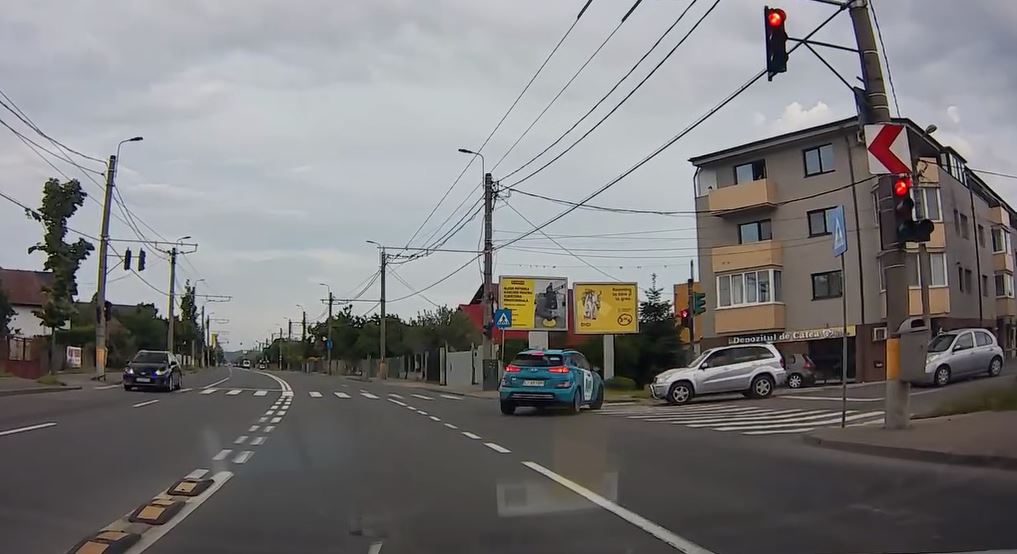 VIDEO Manevra socanta intr o intersectie din Cluj Napoca Soferul grabit al unei masini de ride sharing la un pas de a provoca un accident