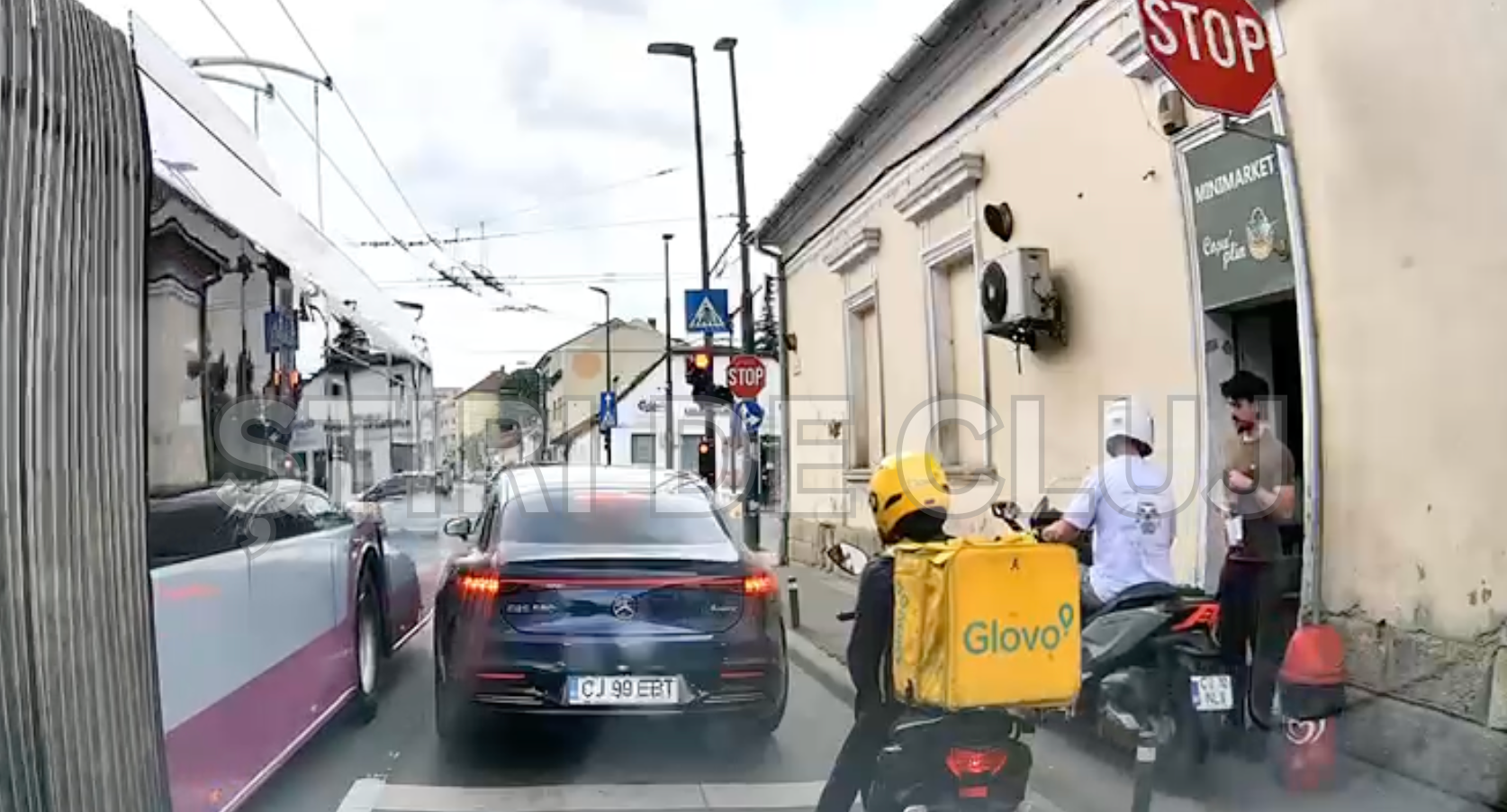 VIDEO Un clujean a fost aproape lovit pe trotuar de un scuterist care nu s a asigurat deloc Mai avea putin si ii rupea picioarele