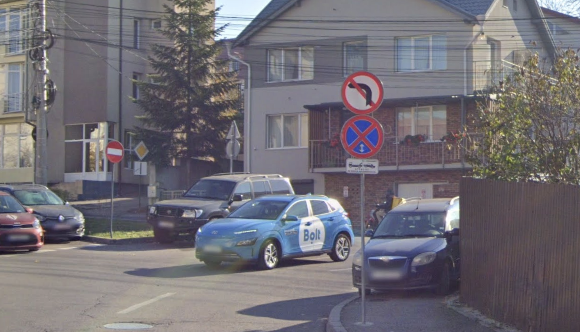 parcare ilegala pe trotuar in intersectie aproape de marcajele de interdictie ce se intampla in fiecare noapte pe o strada din cluj napoca